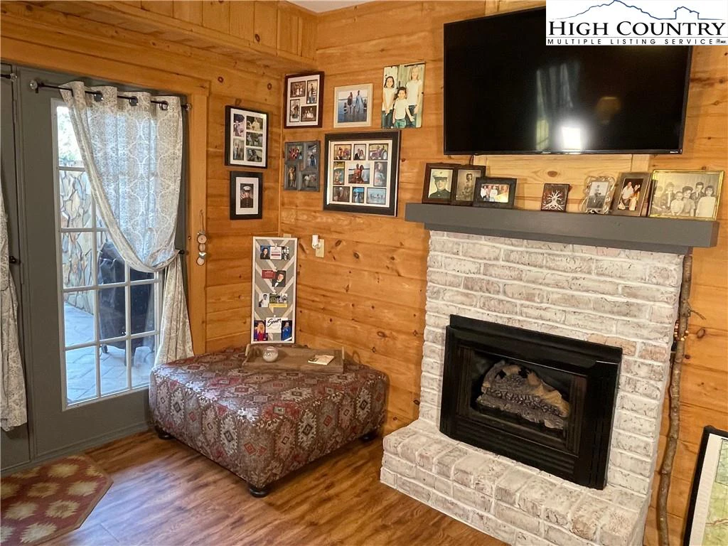 Image number 21 for the current listing