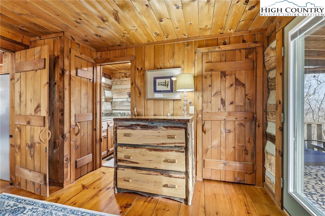 Image number 4 for the current listing