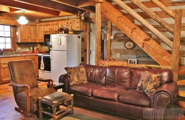 Image number 13 for the current listing