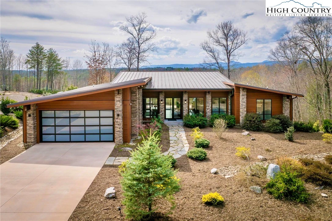 Image number 1 for the current listing