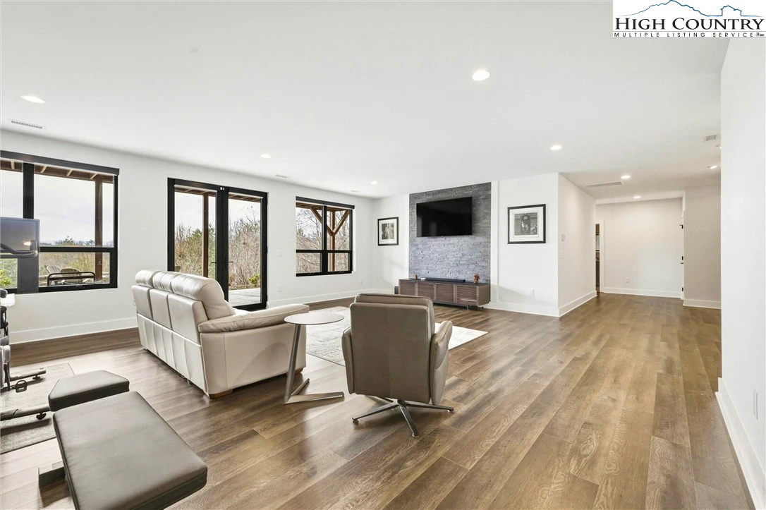 Image number 14 for the current listing