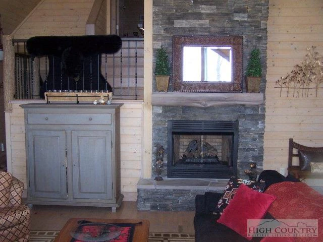 Image number 15 for the current listing
