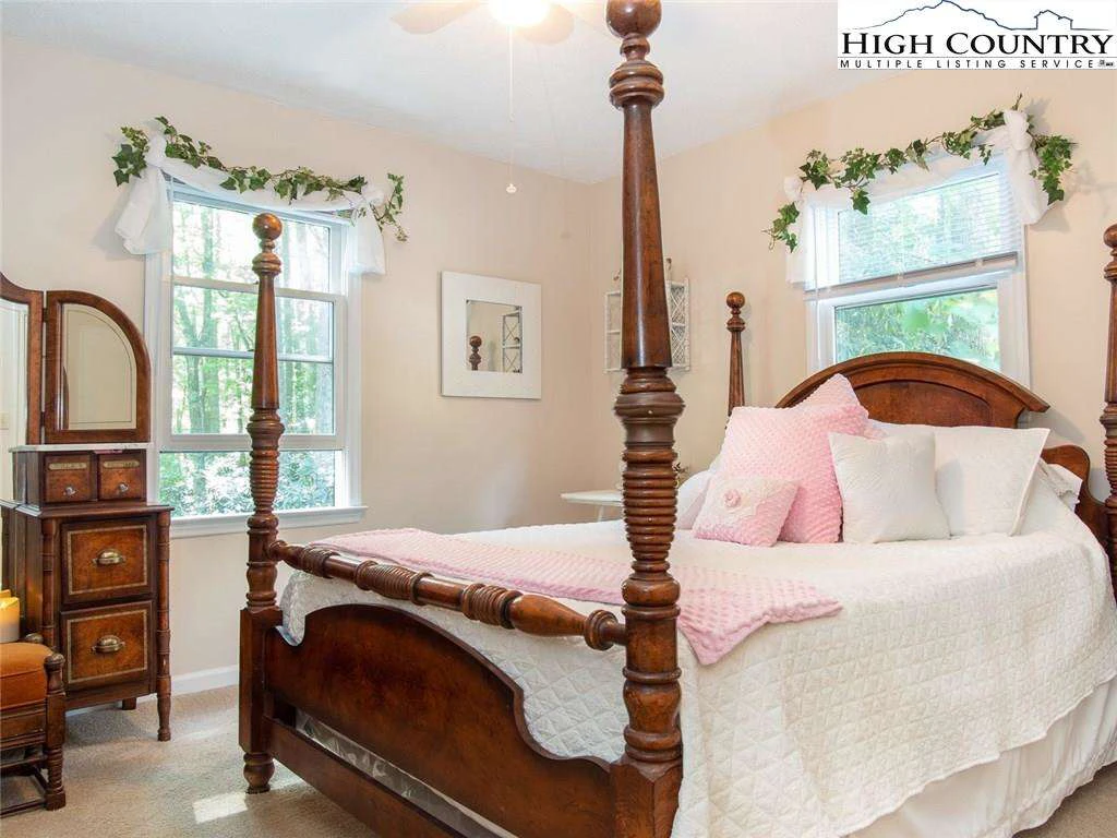 Image number 19 for the current listing
