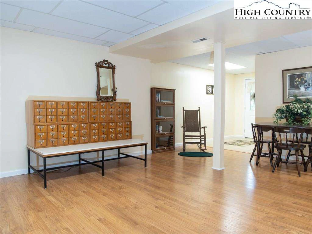 Image number 16 for the current listing