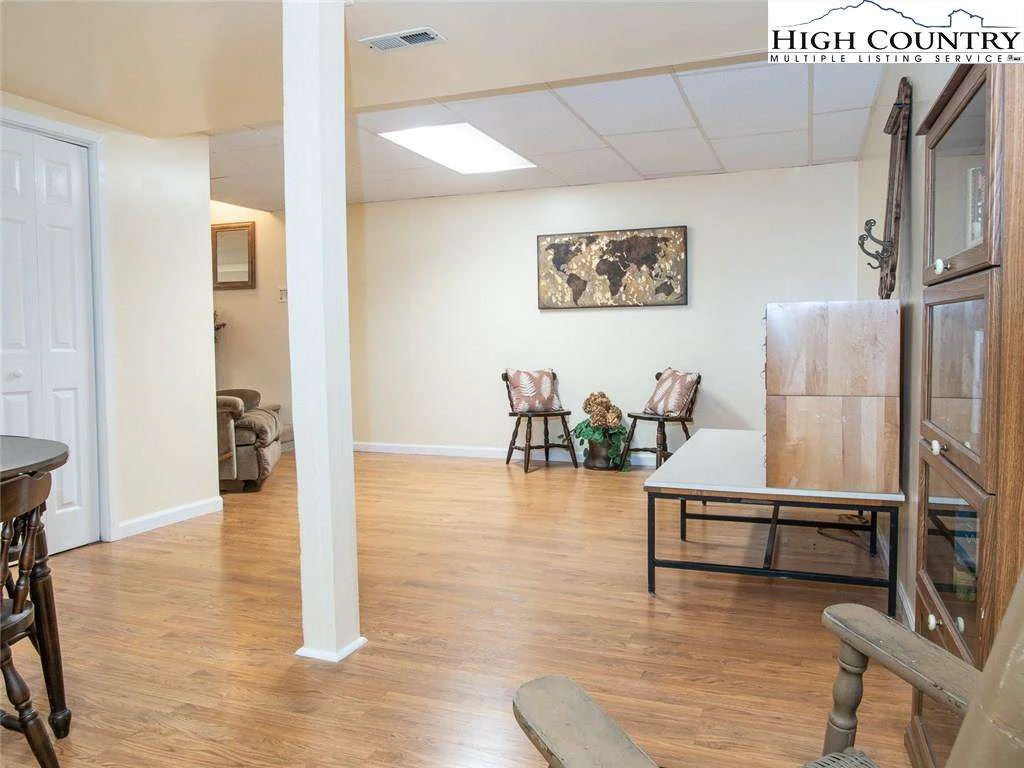 Image number 15 for the current listing