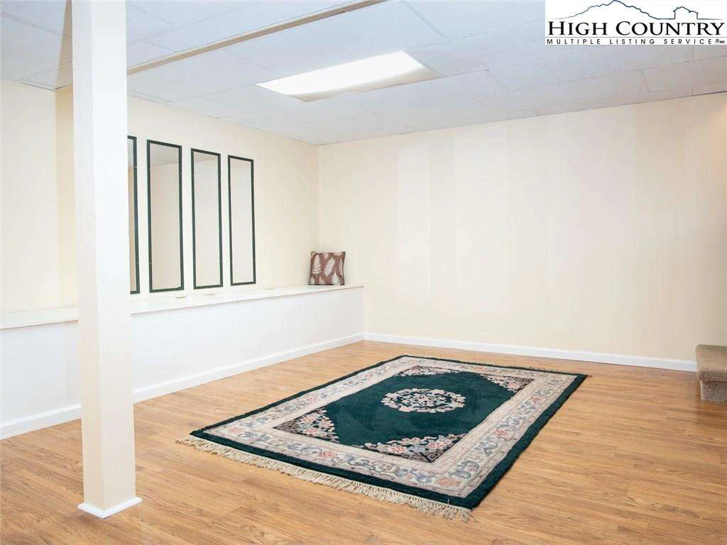 Image number 14 for the current listing