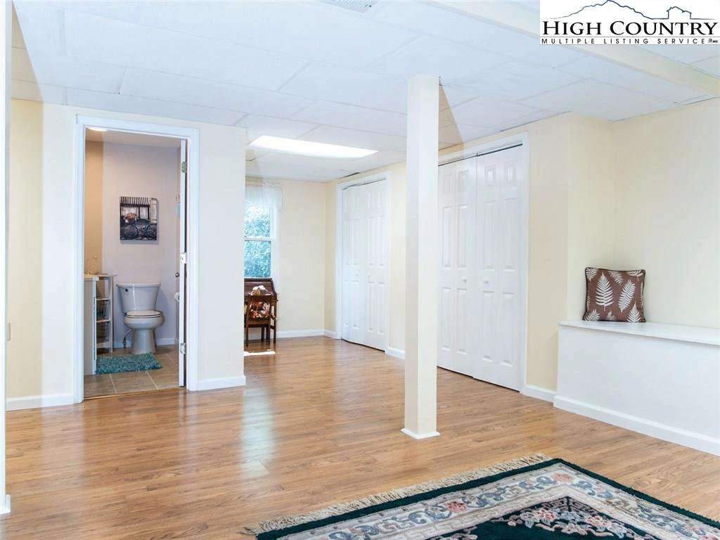 Image number 4 for the current listing