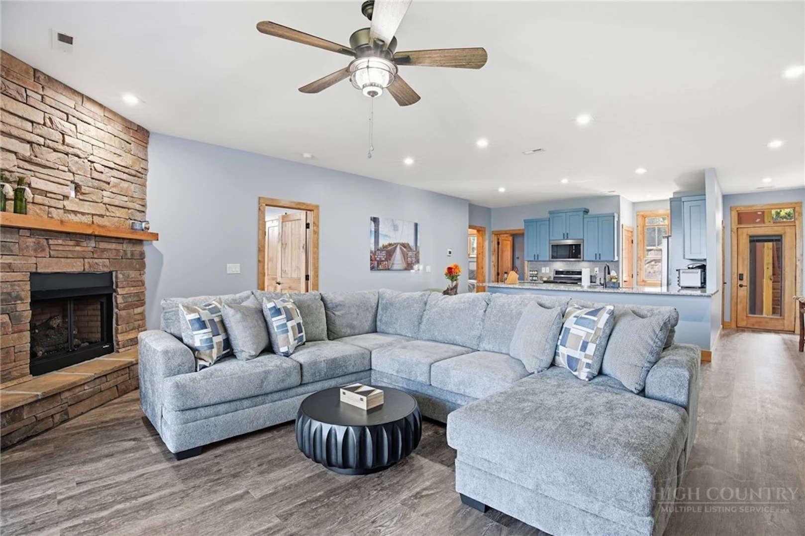 Image number 1 for the current listing