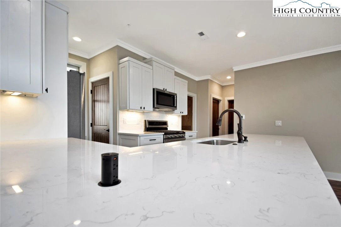 Image number 14 for the current listing