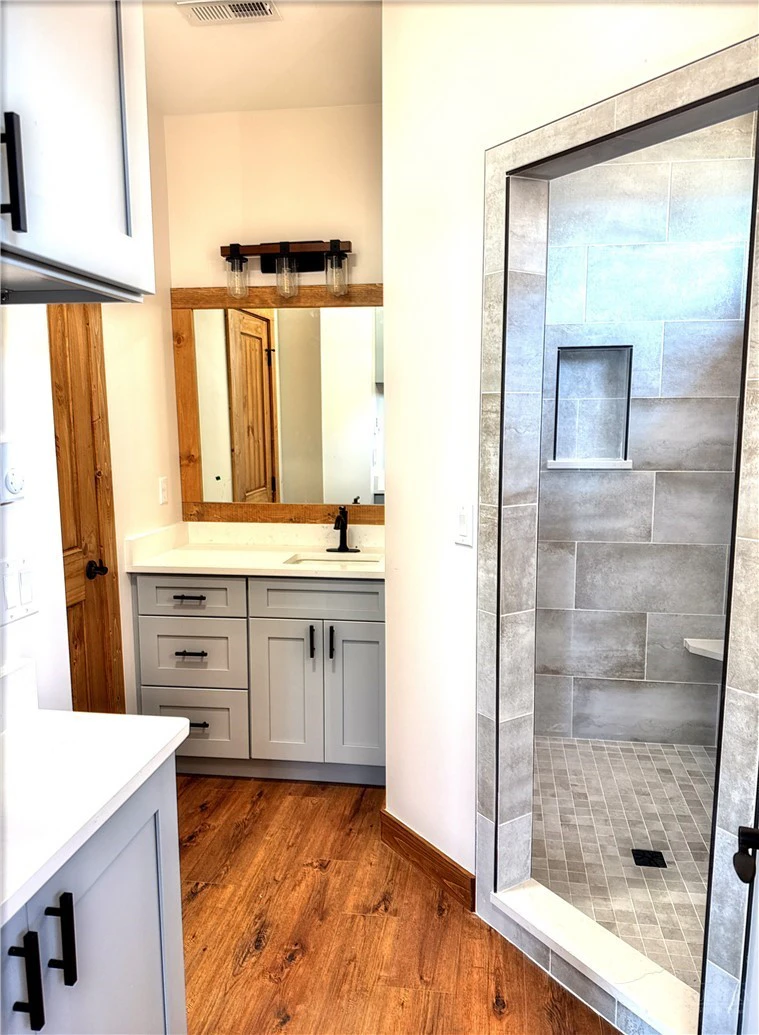 Image number 2 for the current listing