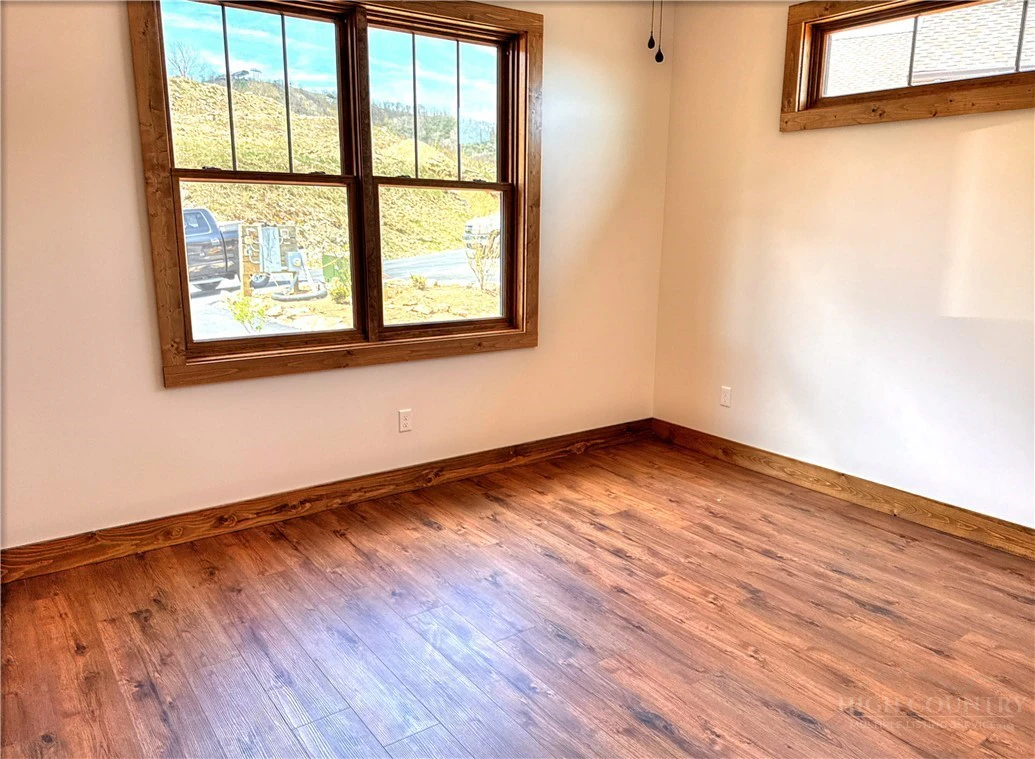 Image number 10 for the current listing