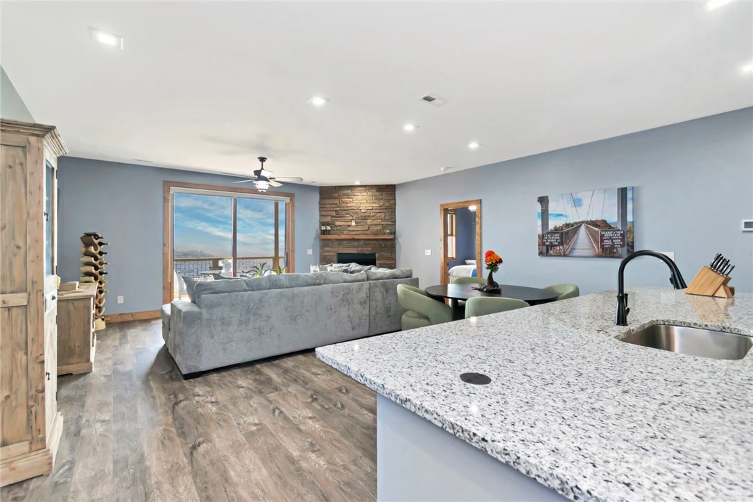 Image number 3 for the current listing