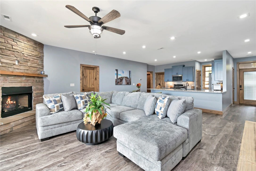 Image number 6 for the current listing