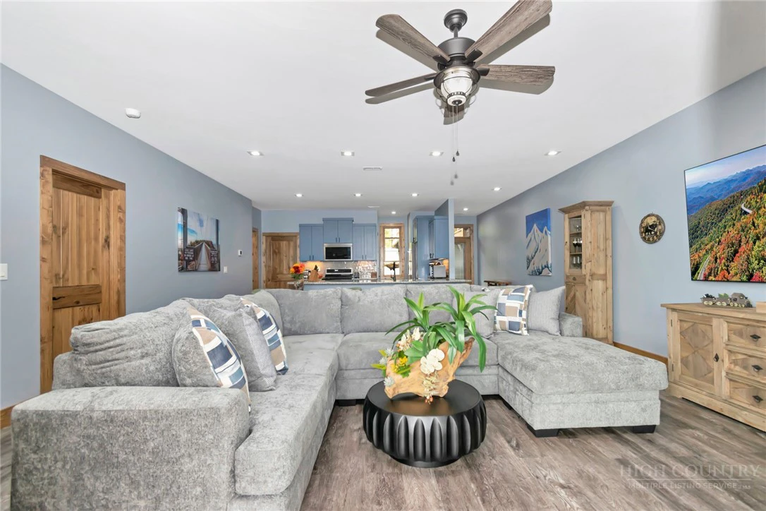 Image number 8 for the current listing