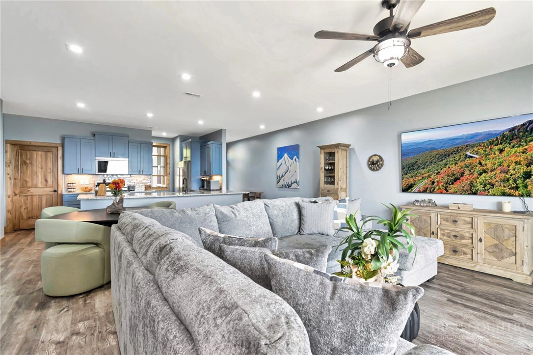 Image number 9 for the current listing