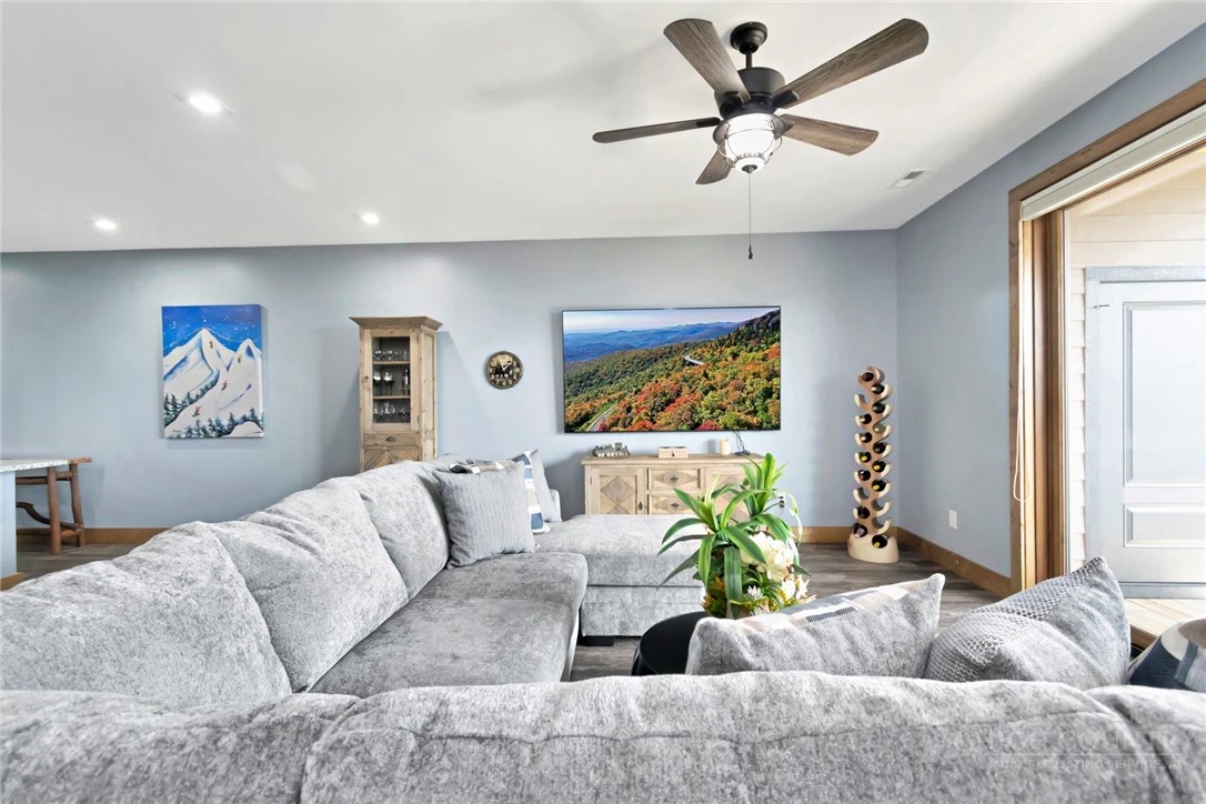 Image number 10 for the current listing