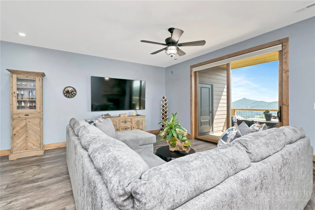 Image number 11 for the current listing