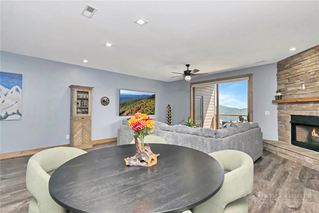 Image number 16 for the current listing