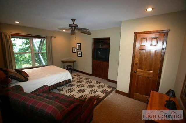 Image number 13 for the current listing