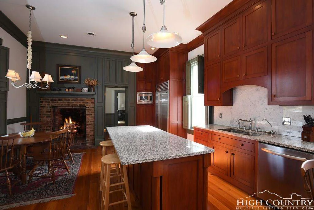 Image number 4 for the current listing