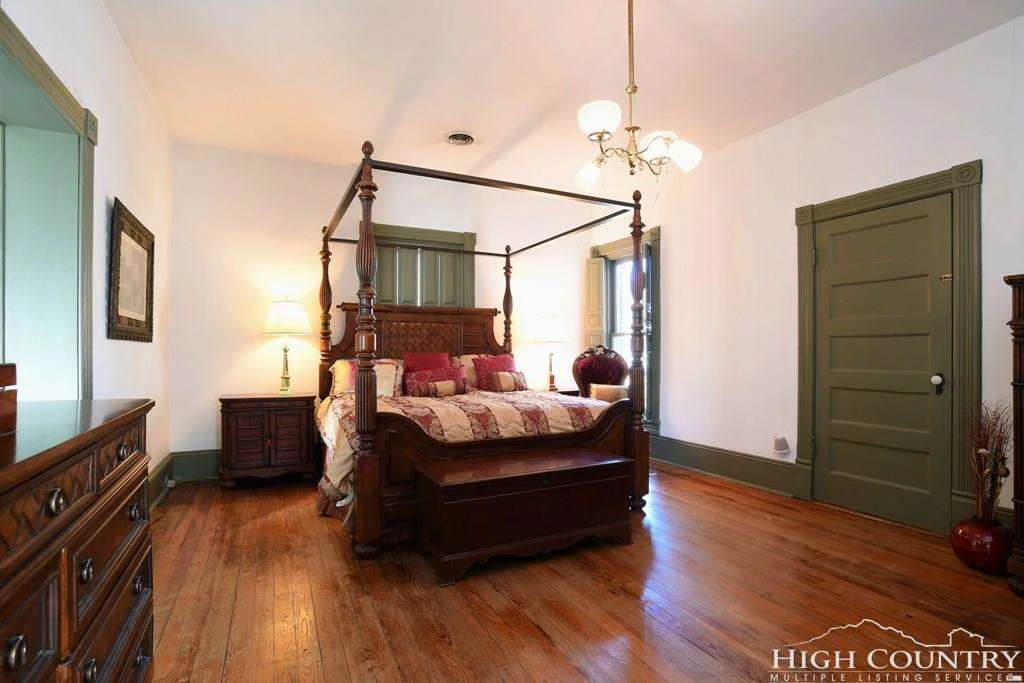 Image number 7 for the current listing