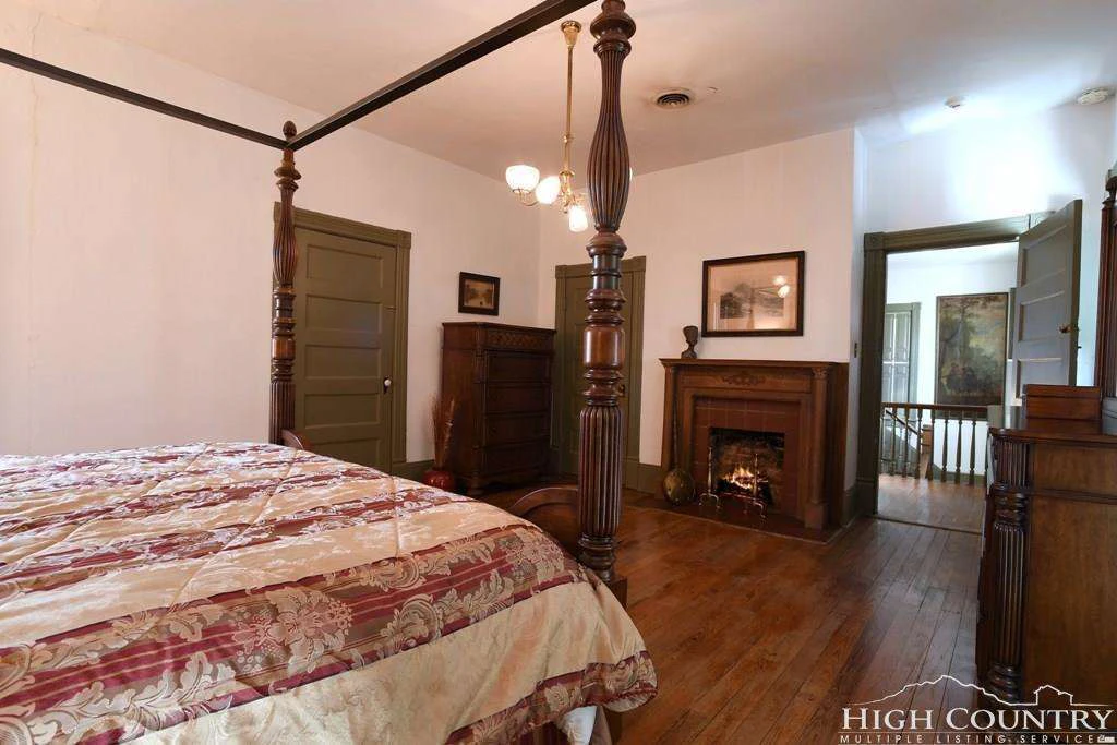 Image number 8 for the current listing