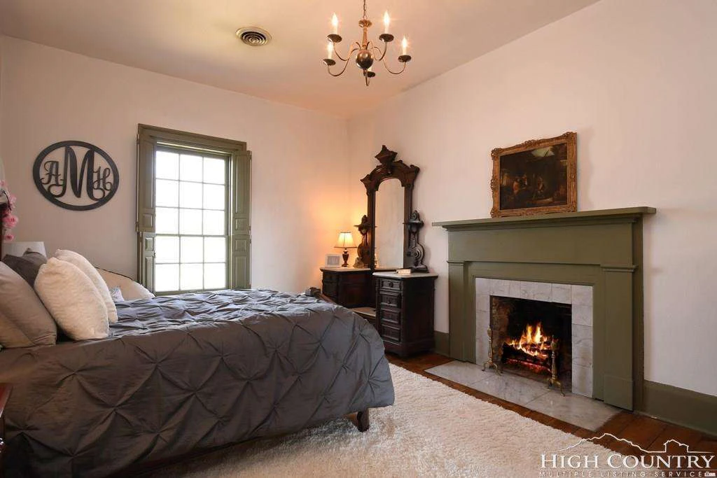 Image number 10 for the current listing