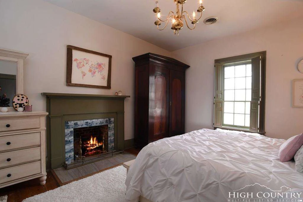 Image number 11 for the current listing