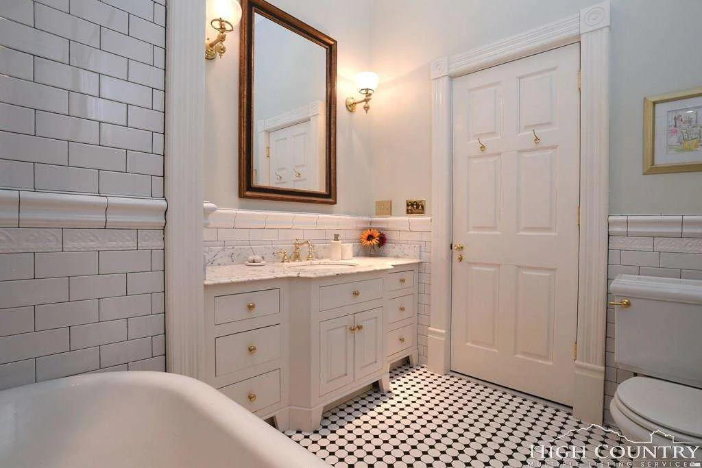 Image number 2 for the current listing