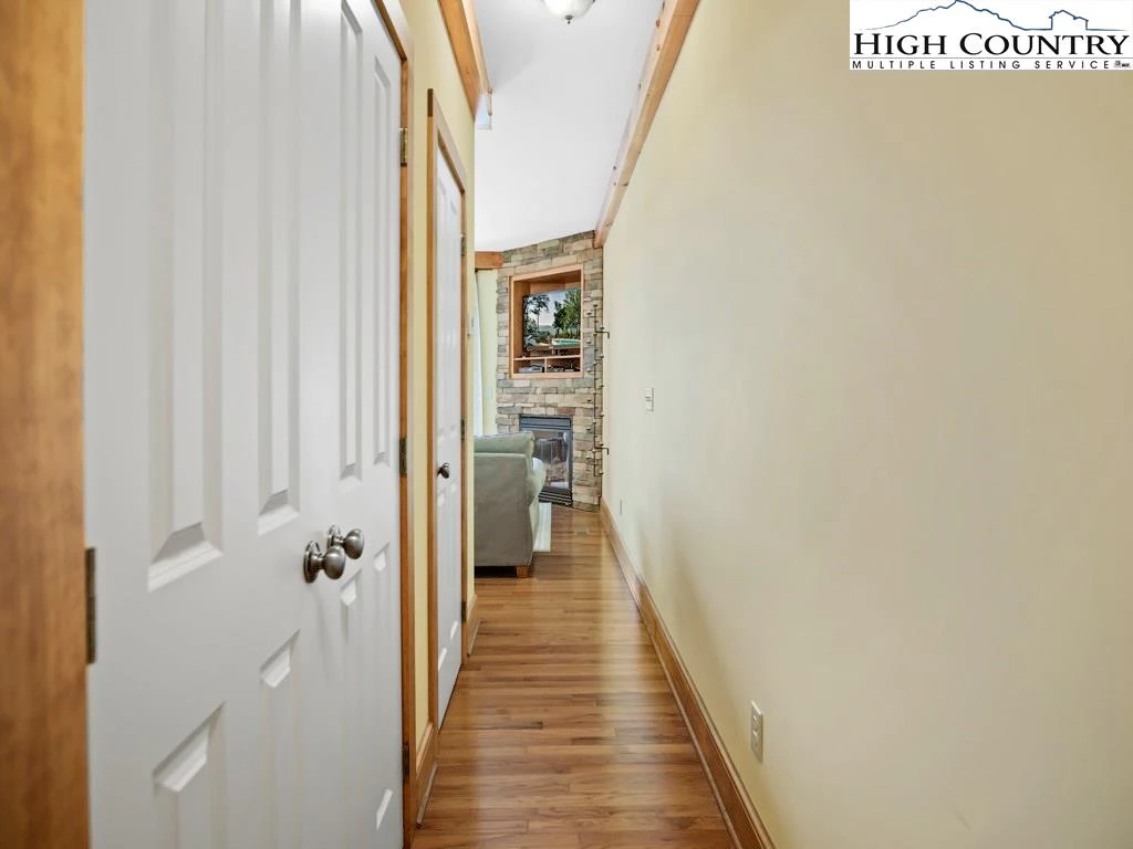Image number 5 for the current listing