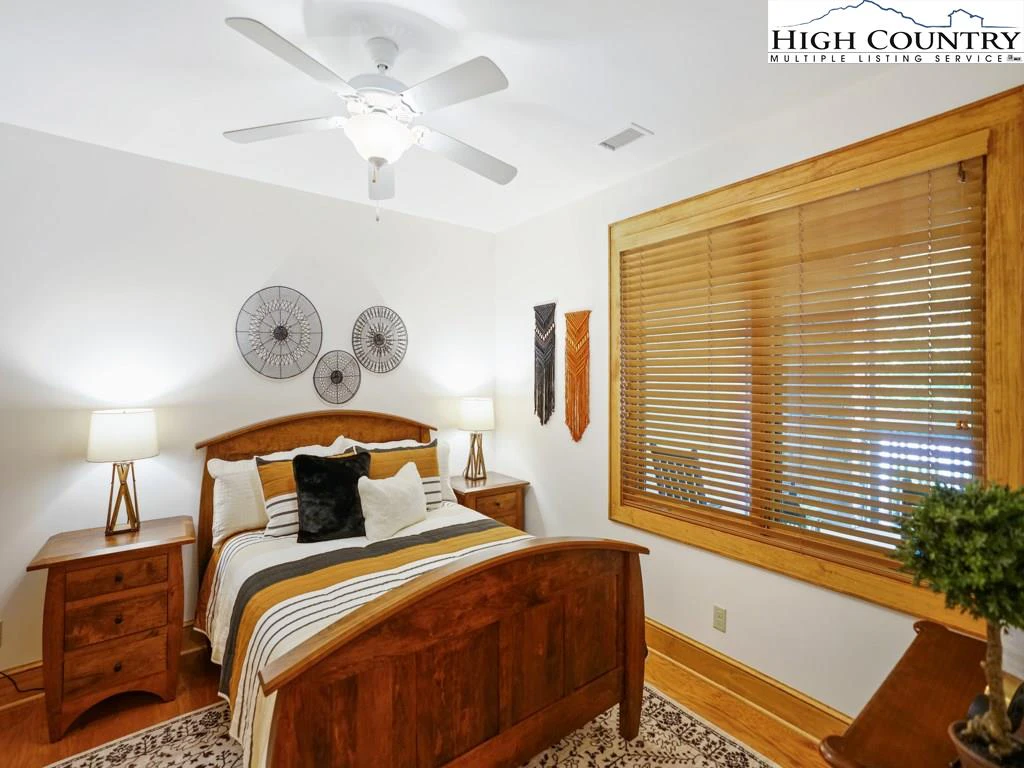 Image number 20 for the current listing