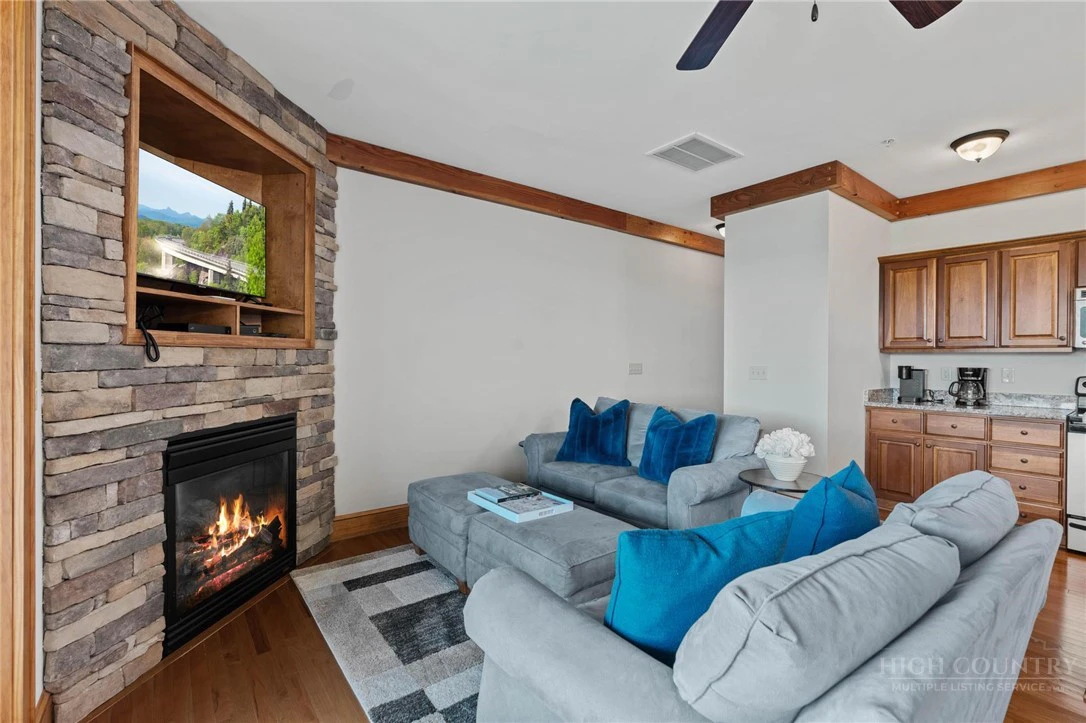 Image number 6 for the current listing