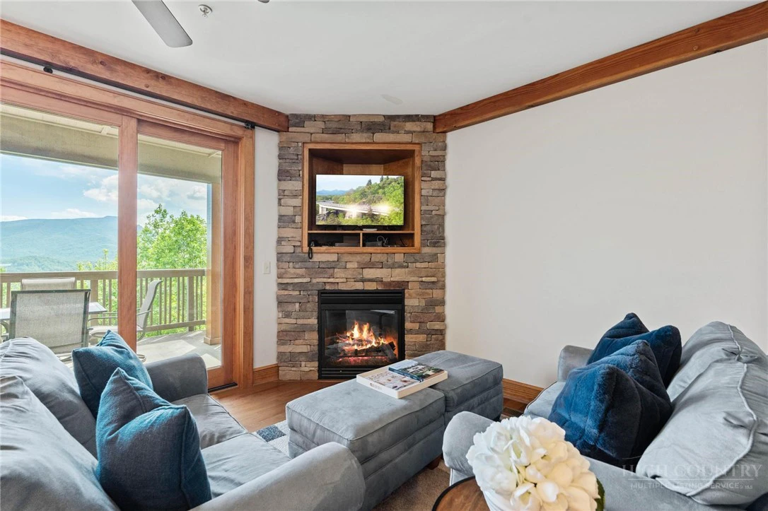 Image number 14 for the current listing