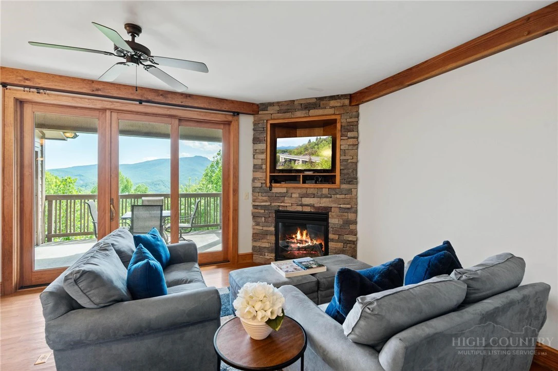 Image number 5 for the current listing