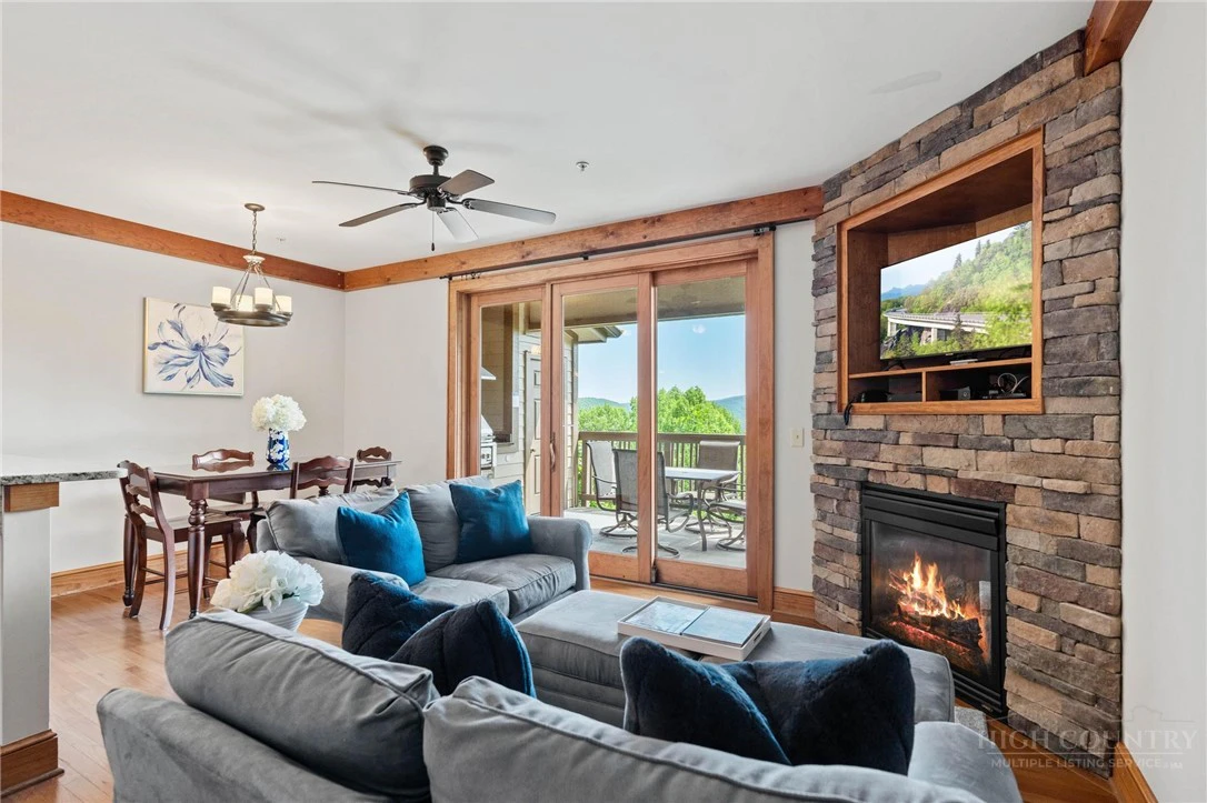 Image number 4 for the current listing