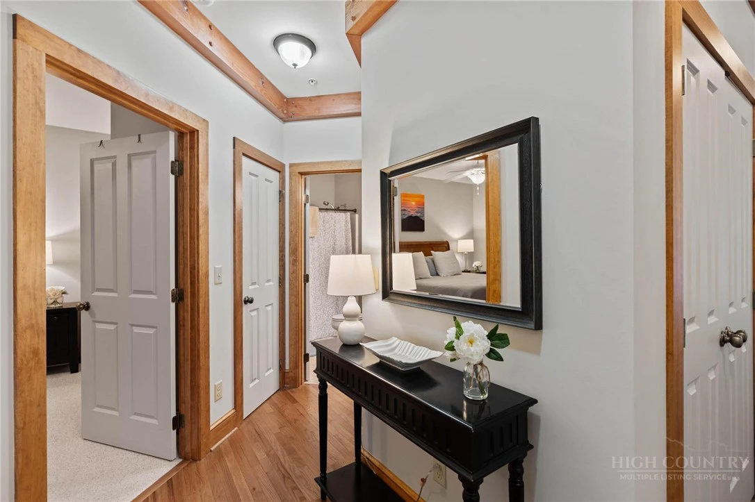 Image number 19 for the current listing