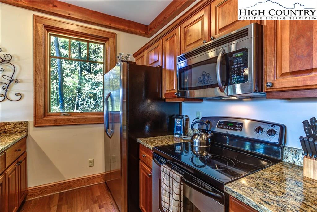 Image number 15 for the current listing