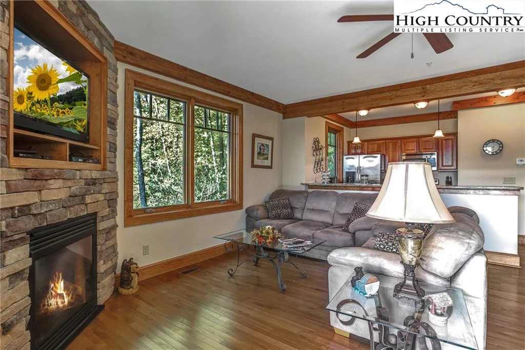 Image number 14 for the current listing