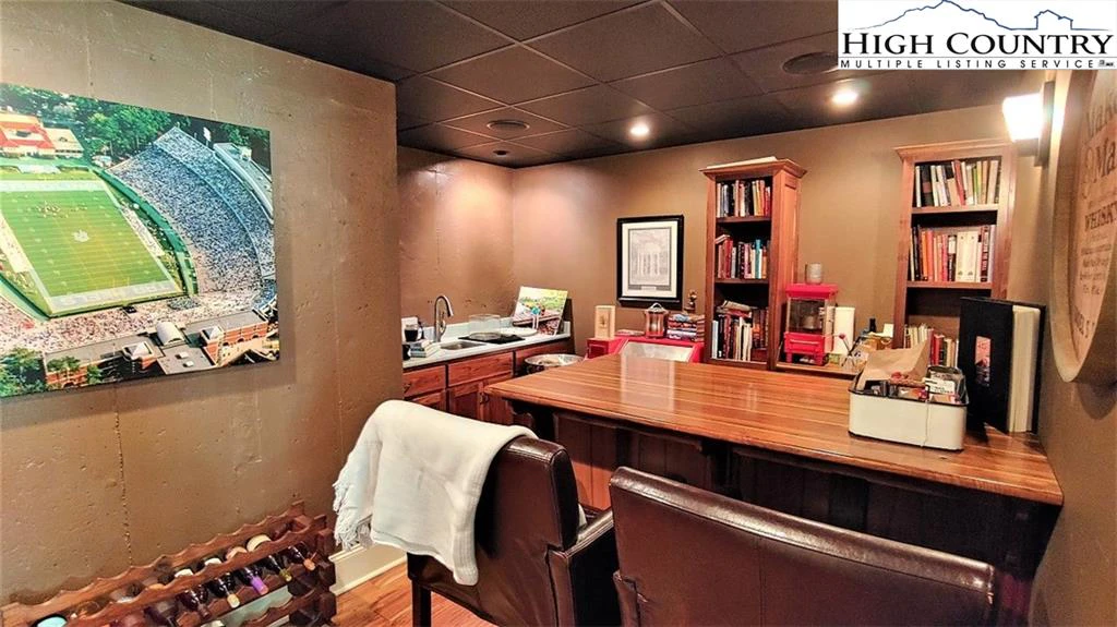 Image number 14 for the current listing