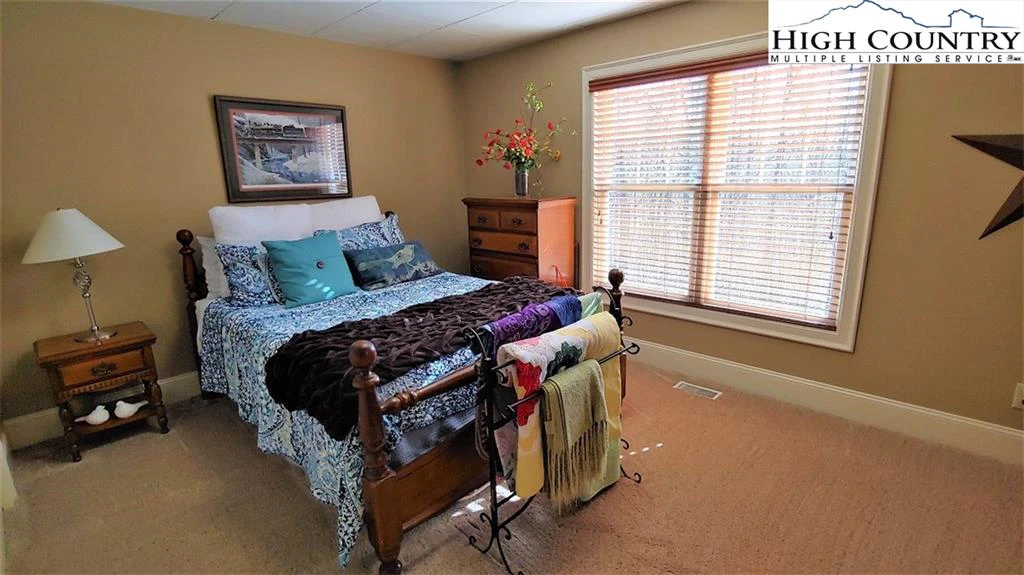 Image number 3 for the current listing