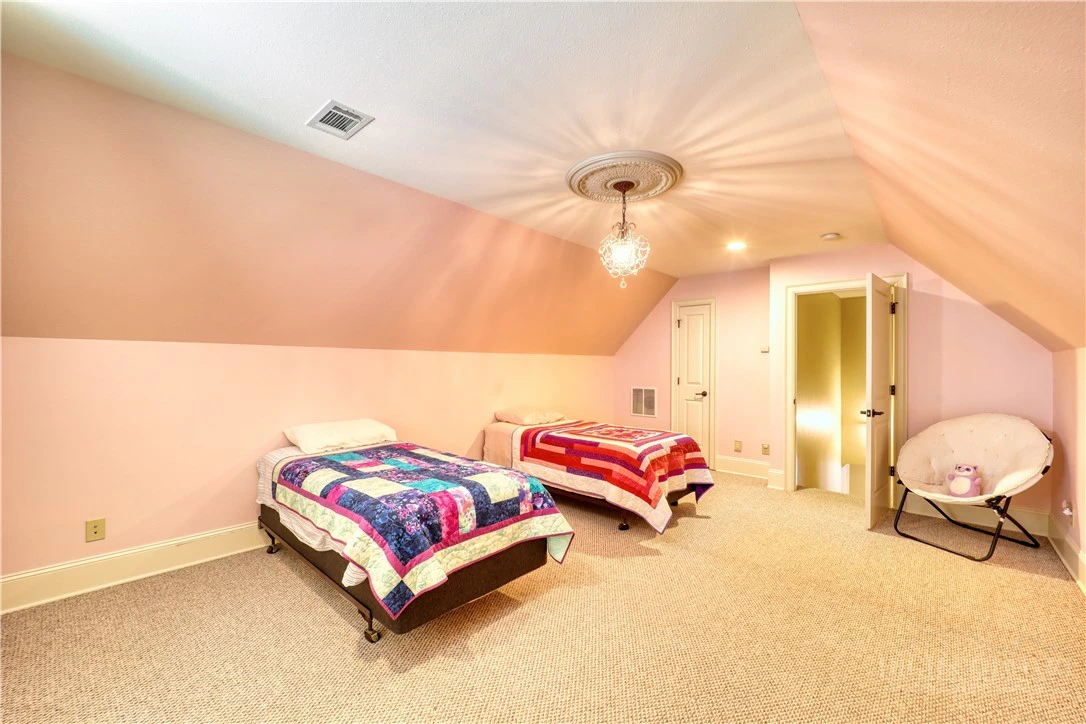Image number 4 for the current listing
