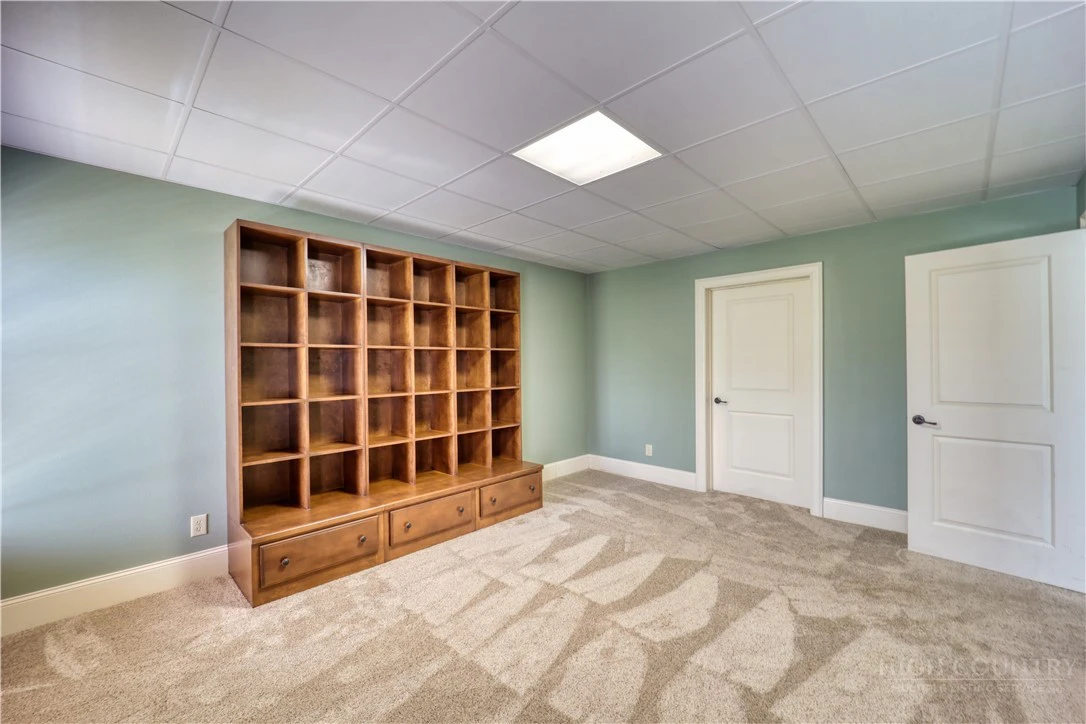 Image number 14 for the current listing