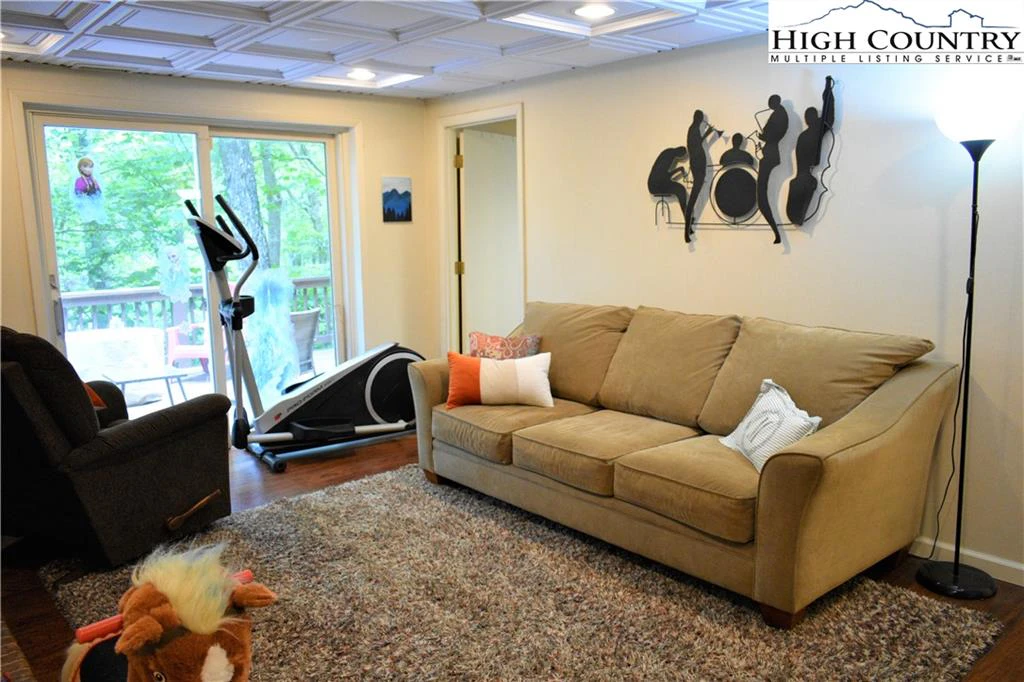 Image number 9 for the current listing