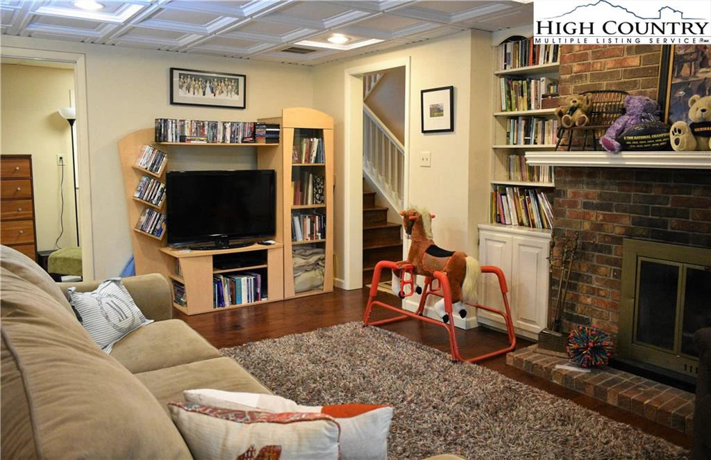 Image number 11 for the current listing