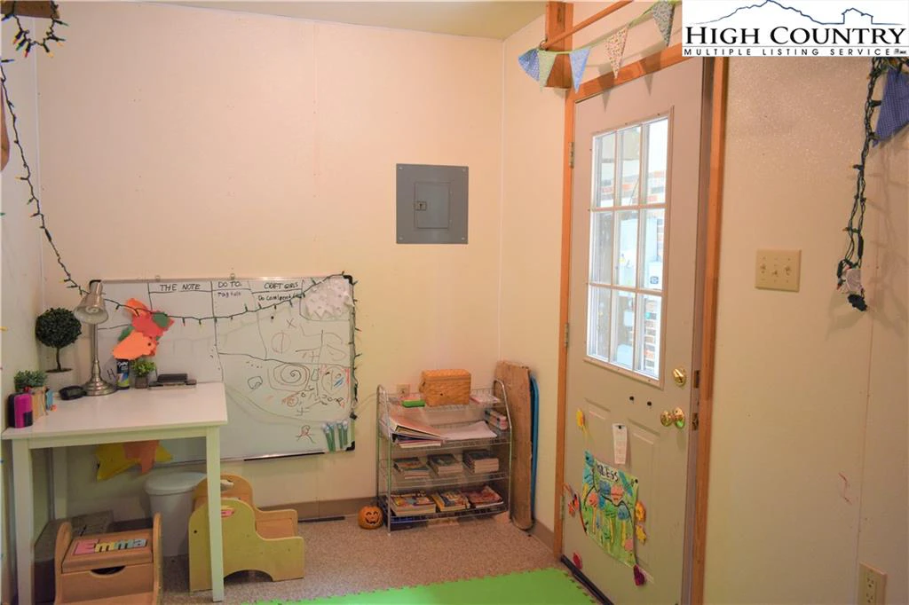 Image number 17 for the current listing