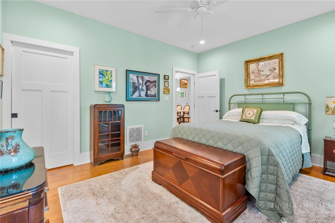 Image number 18 for the current listing