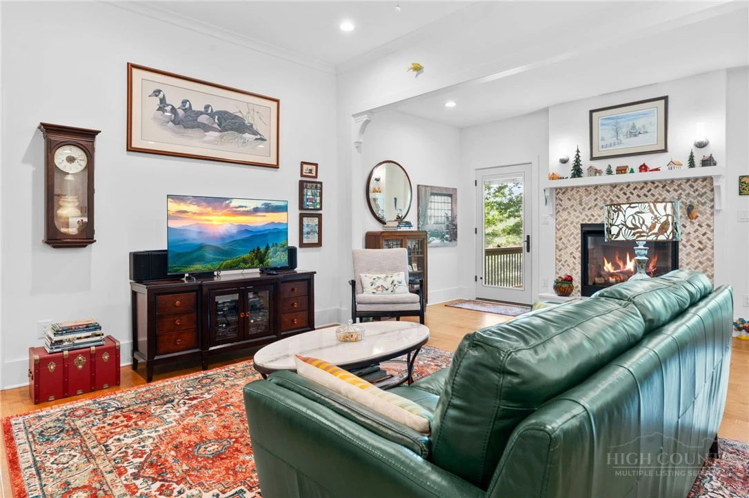 Image number 5 for the current listing