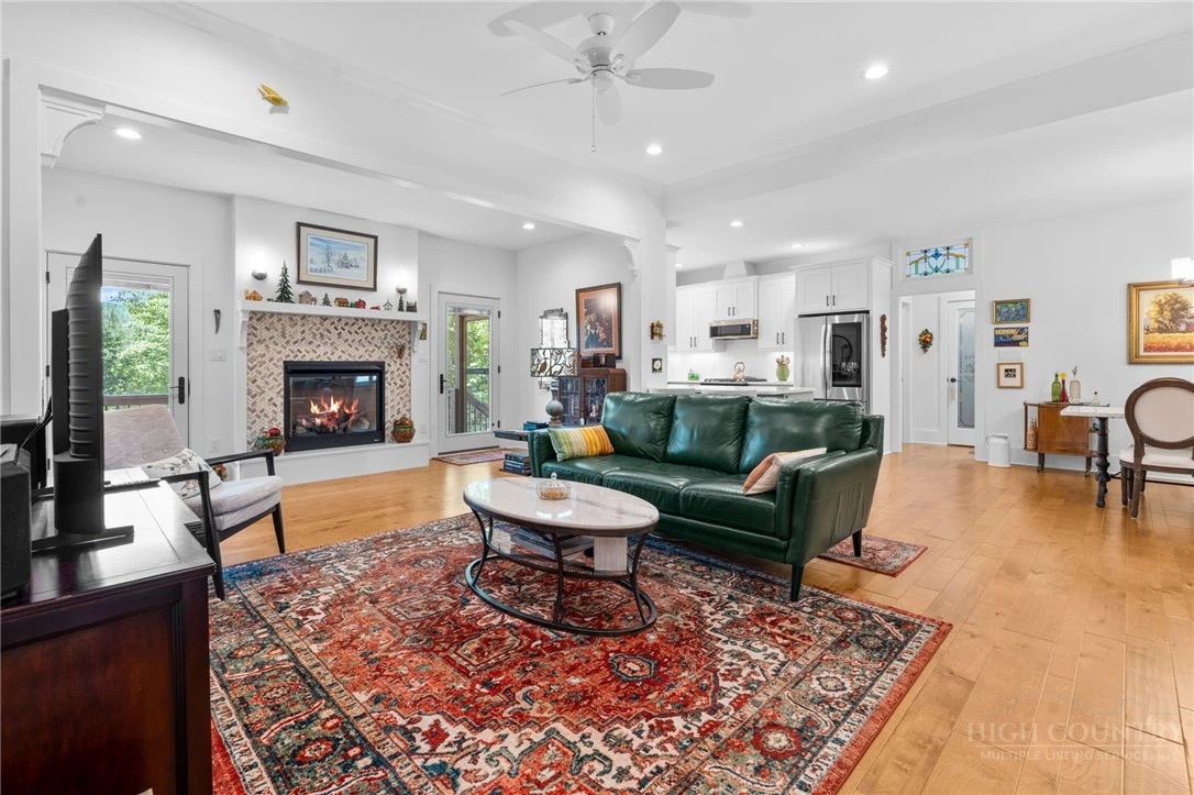 Image number 6 for the current listing