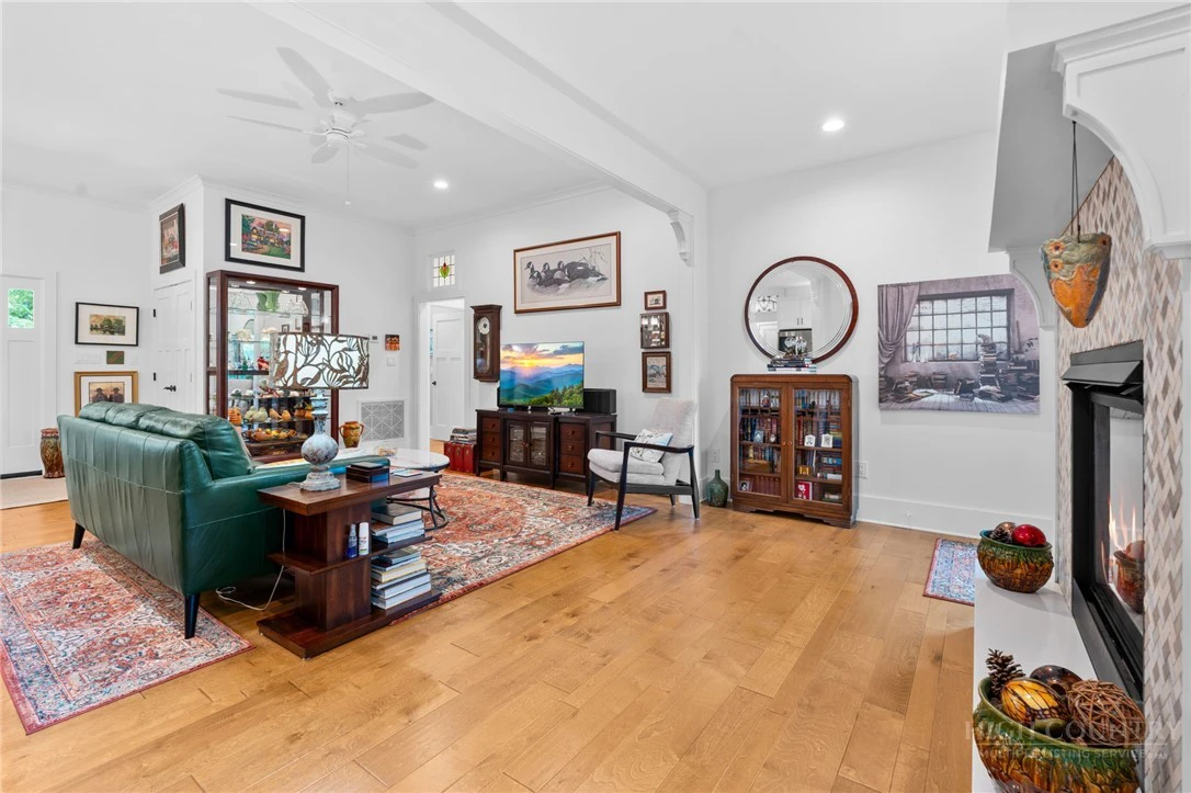 Image number 8 for the current listing