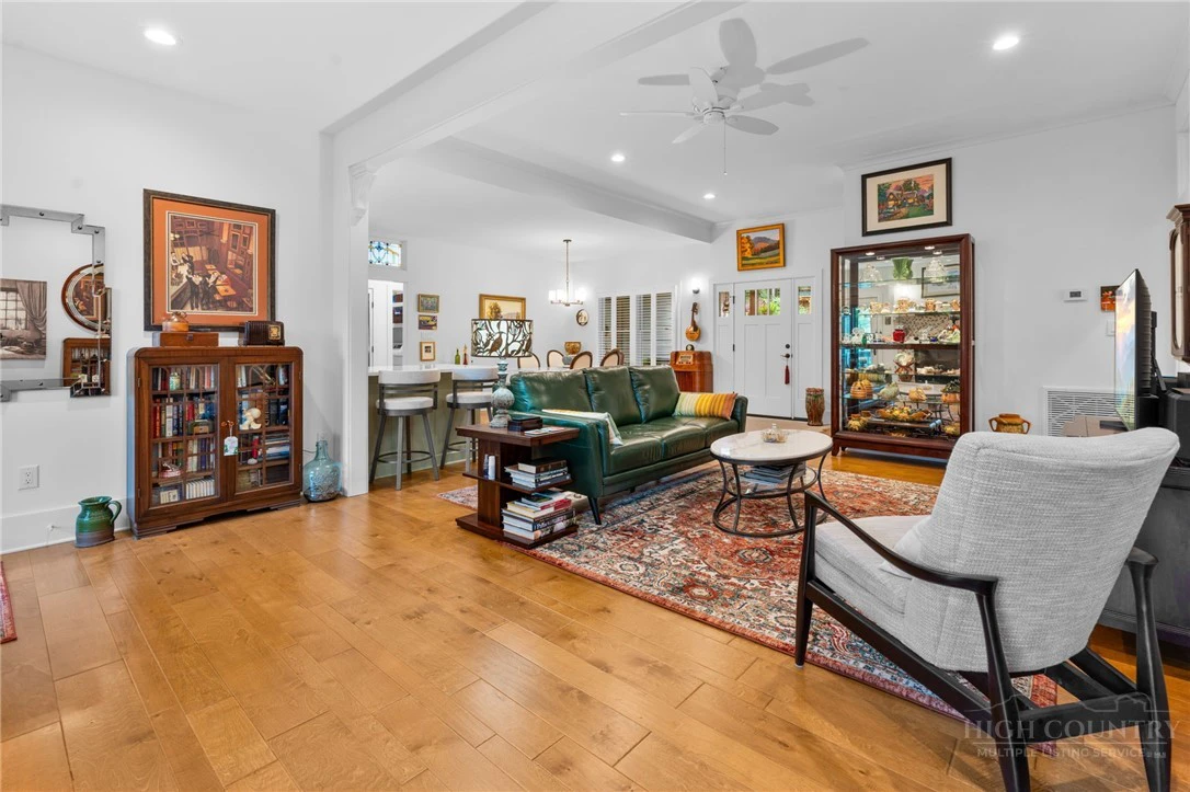 Image number 9 for the current listing